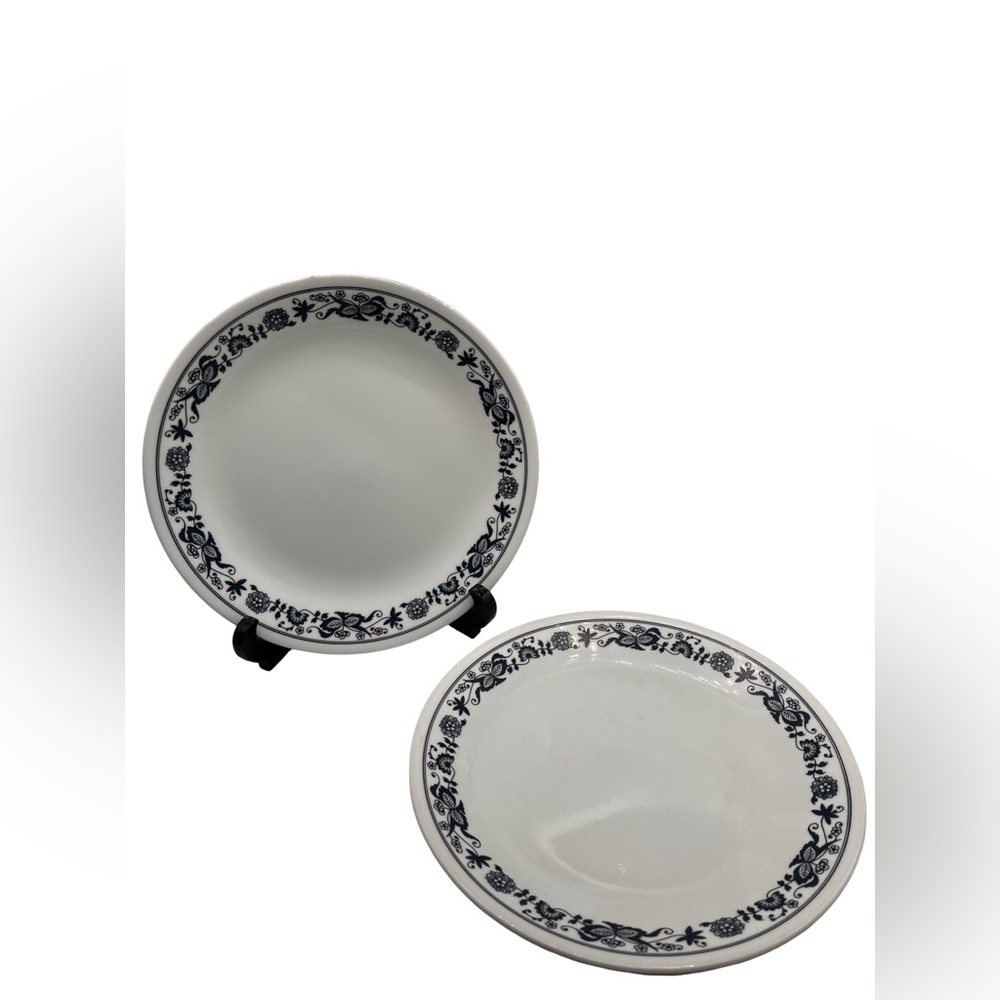 2 Vintage CORNING CORELLE OLD TOWN BLUE ONION Plates 8.5” Blue White Livingware